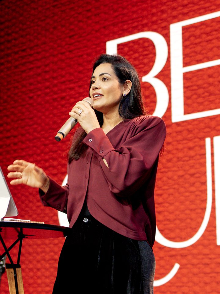 Pastora Pricila Manerich falando ao microfone no palco do Beleza que Cura