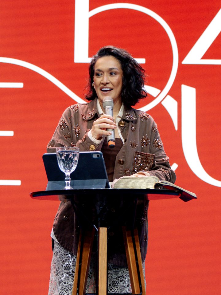 Elizabete Oliveira falando ao microfone no palco do Beleza que Cura